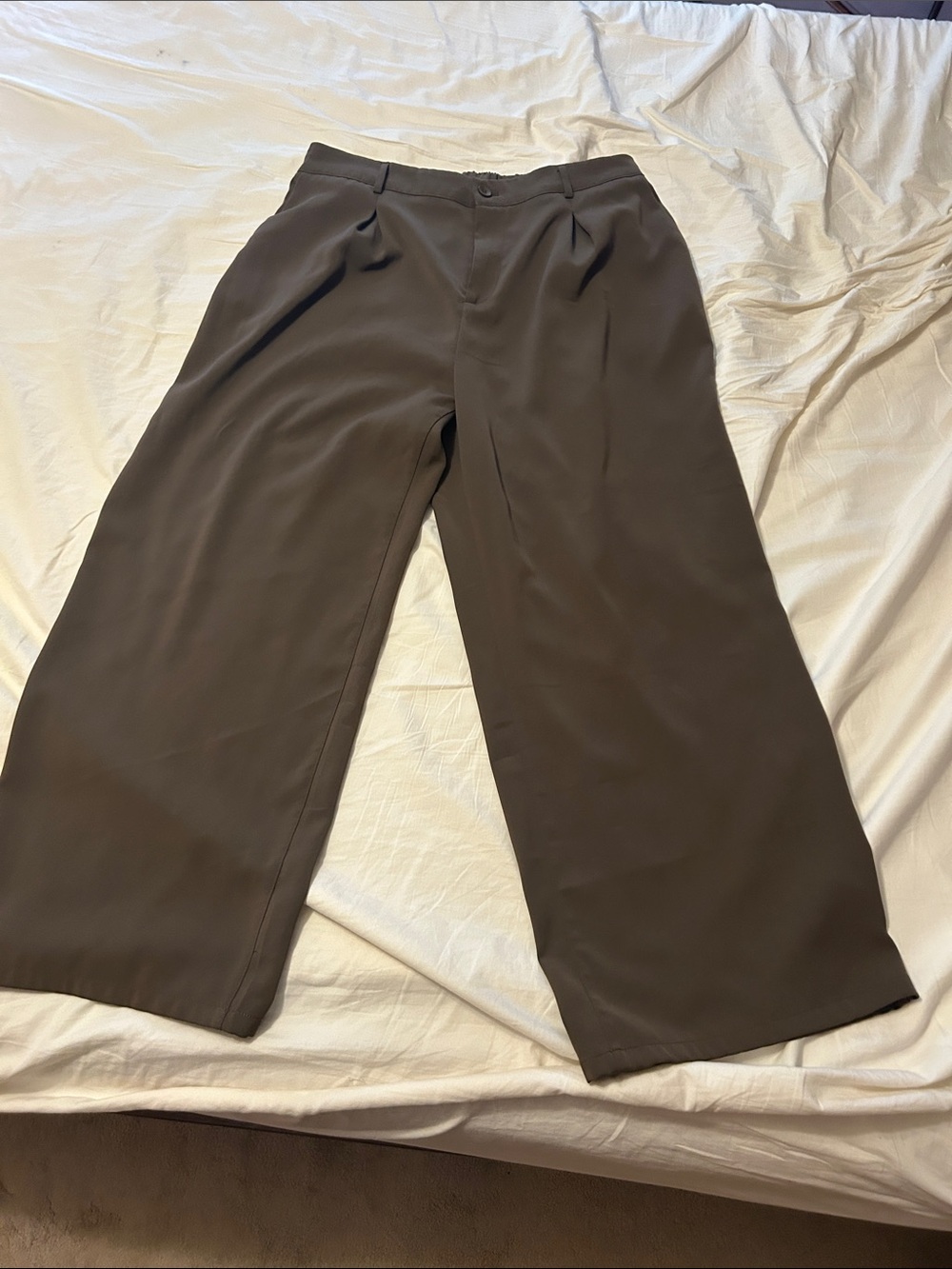 Women's Wide-Leg Pleated Pants in Olive Green